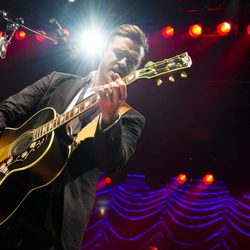 Justin Timberlake tocando la guitarra durante su concierto en el Roseland Ballroom de Nueva York