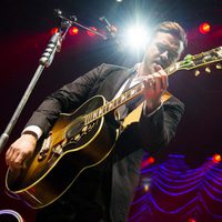 Justin Timberlake tocando la guitarra durante su concierto en el Roseland Ballroom de Nueva York