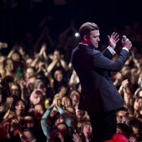 Justin Timberlake rodeado de fans en su concierto en el Roseland Ballroom de Nueva York