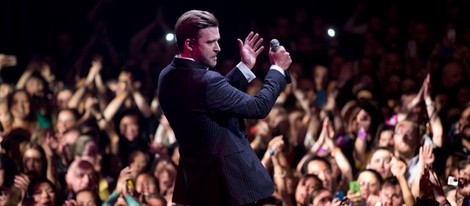 Justin Timberlake rodeado de fans en su concierto en el Roseland Ballroom de Nueva York