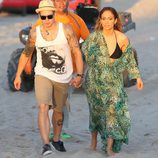 Jennifer Lopez y Caspert Smart de la mano en el videoclip de 'Live It Up' en Miami