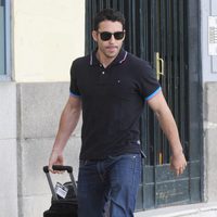 Miguel Ángel Silvestre con una maleta por las calles de Madrid