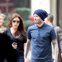 Victoria Beckham y David Beckham cogidos de la mano por las calles de París