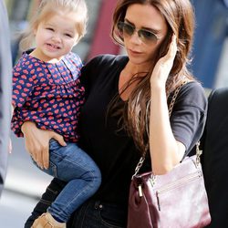 Victoria Beckham con Harper Seven en brazos por París