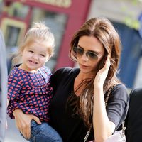 Victoria Beckham con Harper Seven en brazos por París