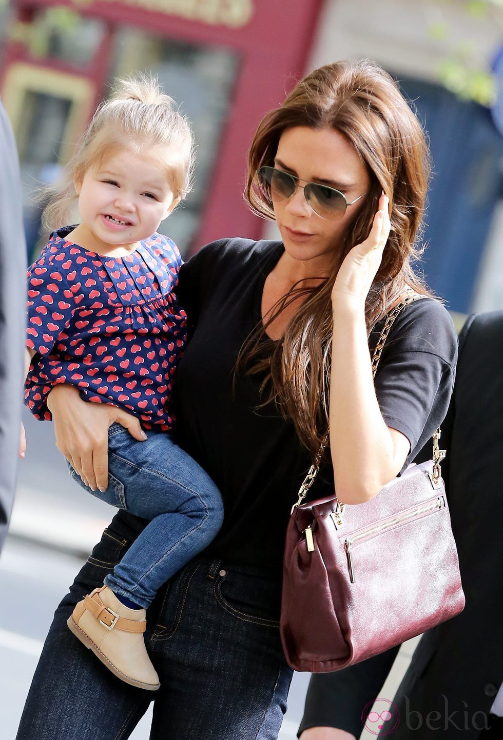 Victoria Beckham con Harper Seven en brazos por París