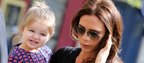 Victoria Beckham con Harper Seven en brazos por París