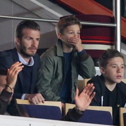 David Beckham con sus hijos Brooklyn y Romeo en un partido del Paris Saint Germain