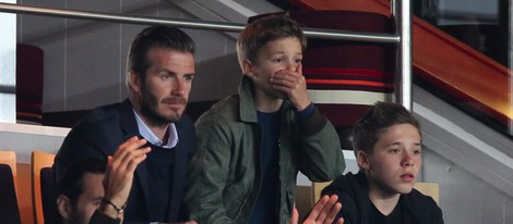 David Beckham con sus hijos Brooklyn y Romeo en un partido del Paris Saint Germain