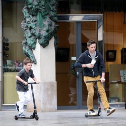 Brooklyn y Cruz Beckham montando en patinete por las calles de París