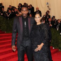 Amar'e Stoudemire y su esposa Alexis Welch en la gala MET 2013