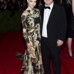 Pedro Almodóvar y Amanda Seyfried en la Gala del MET 2013