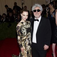 Pedro Almodóvar y Amanda Seyfried en la Gala del MET 2013