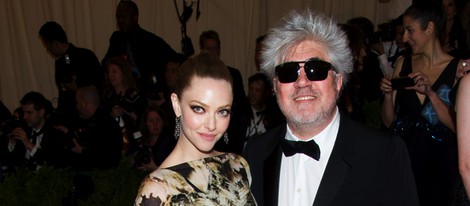 Pedro Almodóvar y Amanda Seyfried en la Gala del MET 2013