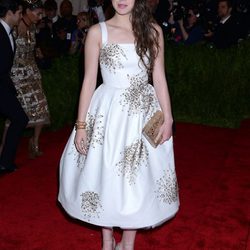 Hailee Steinfeld posando en la Gala del MET 2013