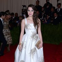 Hailee Steinfeld posando en la Gala del MET 2013