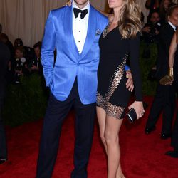 Gisele Bündchen y Tom Brady posando en la Gala del MET 2013