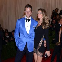 Gisele Bündchen y Tom Brady posando en la Gala del MET 2013