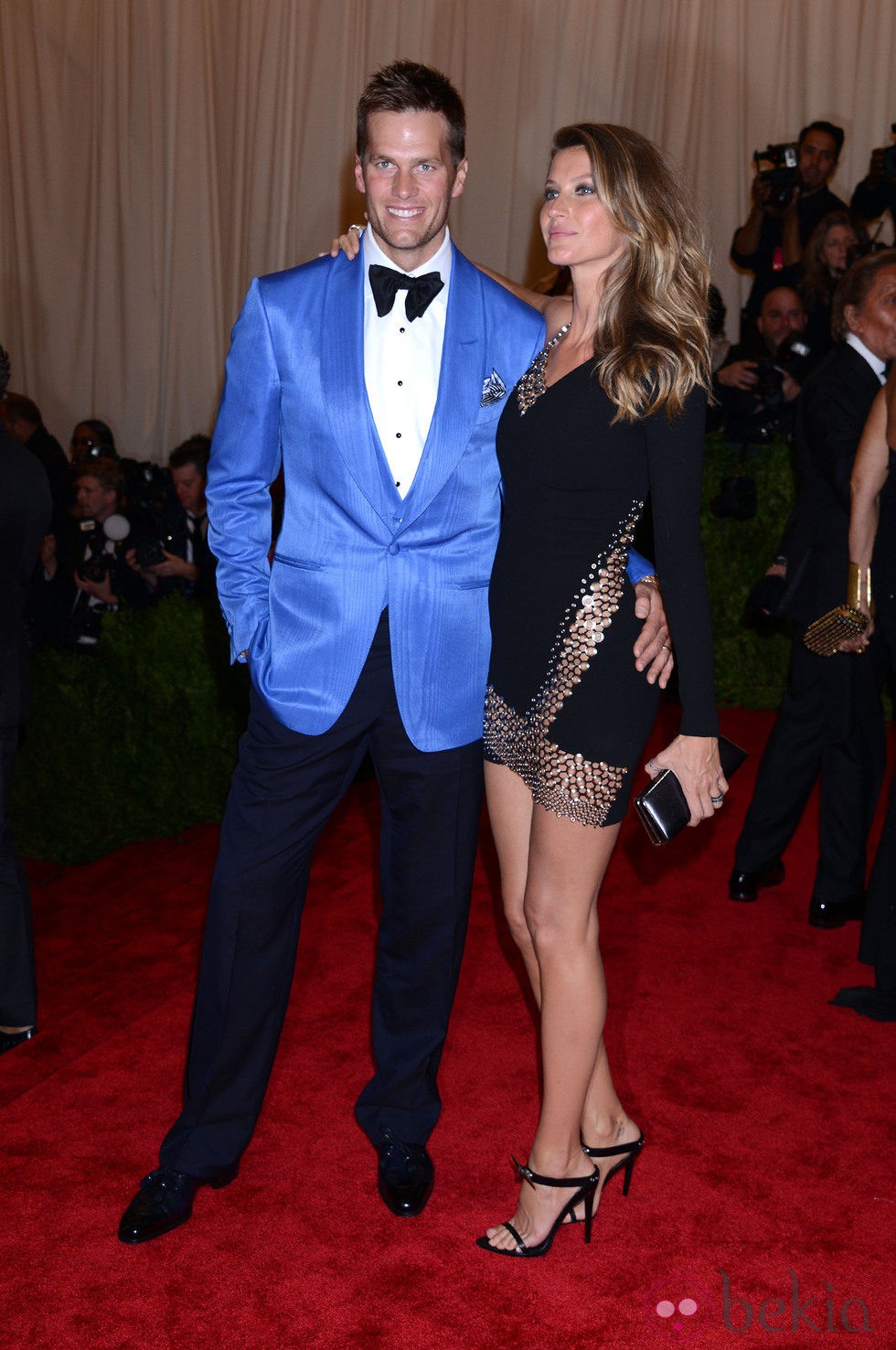 Gisele Bündchen y Tom Brady posando en la Gala del MET 2013