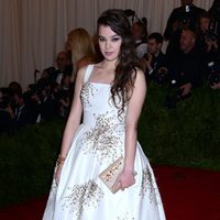 Hailee Steinfeld en la Gala del MET 2013