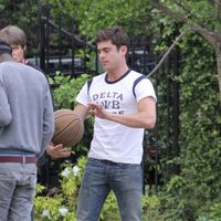 Zac Efron juega a baloncesto durante el rodaje de 'Townies'