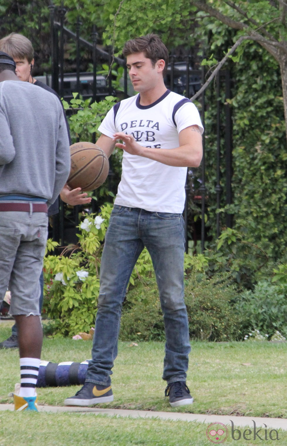 Zac Efron juega a baloncesto durante el rodaje de 'Townies'