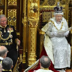 El Príncipe Carlos y la Reina Isabel en la lectura del programa legislativo del Gobierno Británico