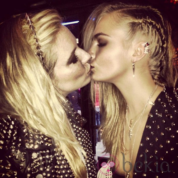 Cara Delevingne se besa con Sienna Miller en los MET 2013