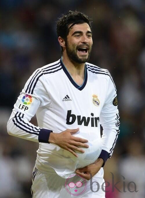 Raúl Albiol dedicando un gol a su mujer Alicia Roig y su futuro hijo