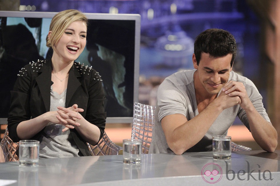 Mario Casas y María Valverde ríen divertidos en 'El Hormiguero'