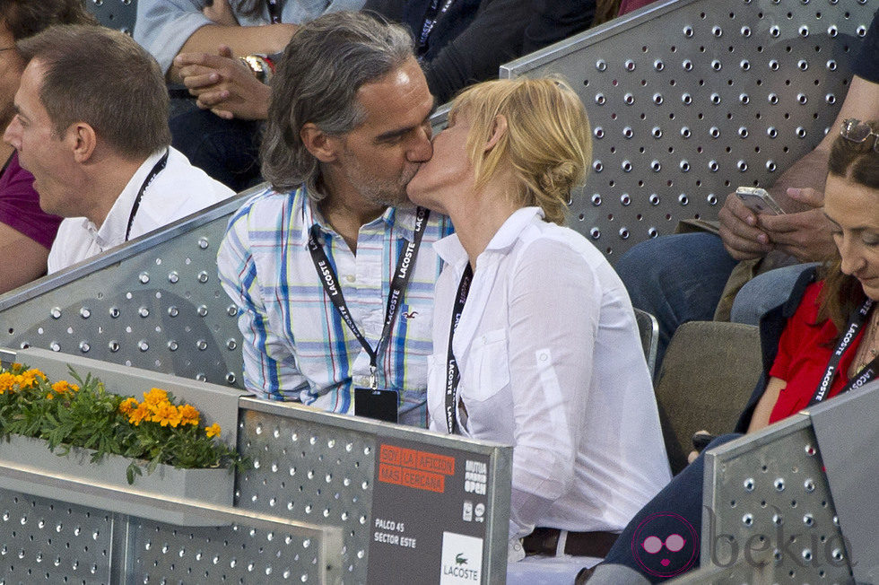 Belén Rueda y Roger Vicent besándose en el Open Madrid 2013