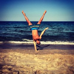 Tom Daley hace piruetas en una playa de Florida