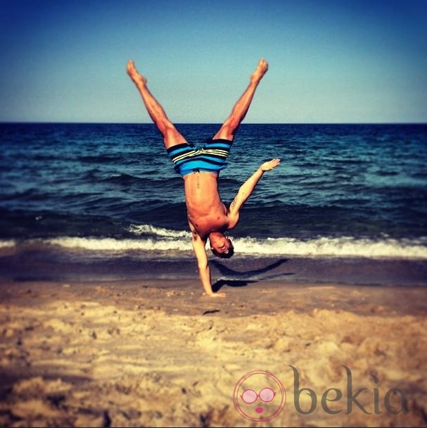 Tom Daley hace piruetas en una playa de Florida