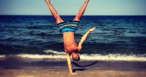 Tom Daley hace piruetas en una playa de Florida