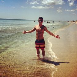 Tom Daley con el torso desnudo en una playa de Florida