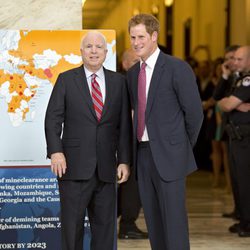 John McCain y el Príncipe Harry en la inauguración de una exposición en Washington