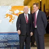 John McCain y el Príncipe Harry en la inauguración de una exposición en Washington