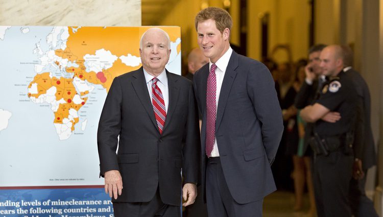 John McCain y el Príncipe Harry en la inauguración de una exposición en Washington