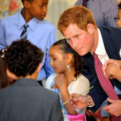 El Príncipe Harry con unos niños en la Casa Blanca