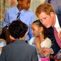 El Príncipe Harry con unos niños en la Casa Blanca