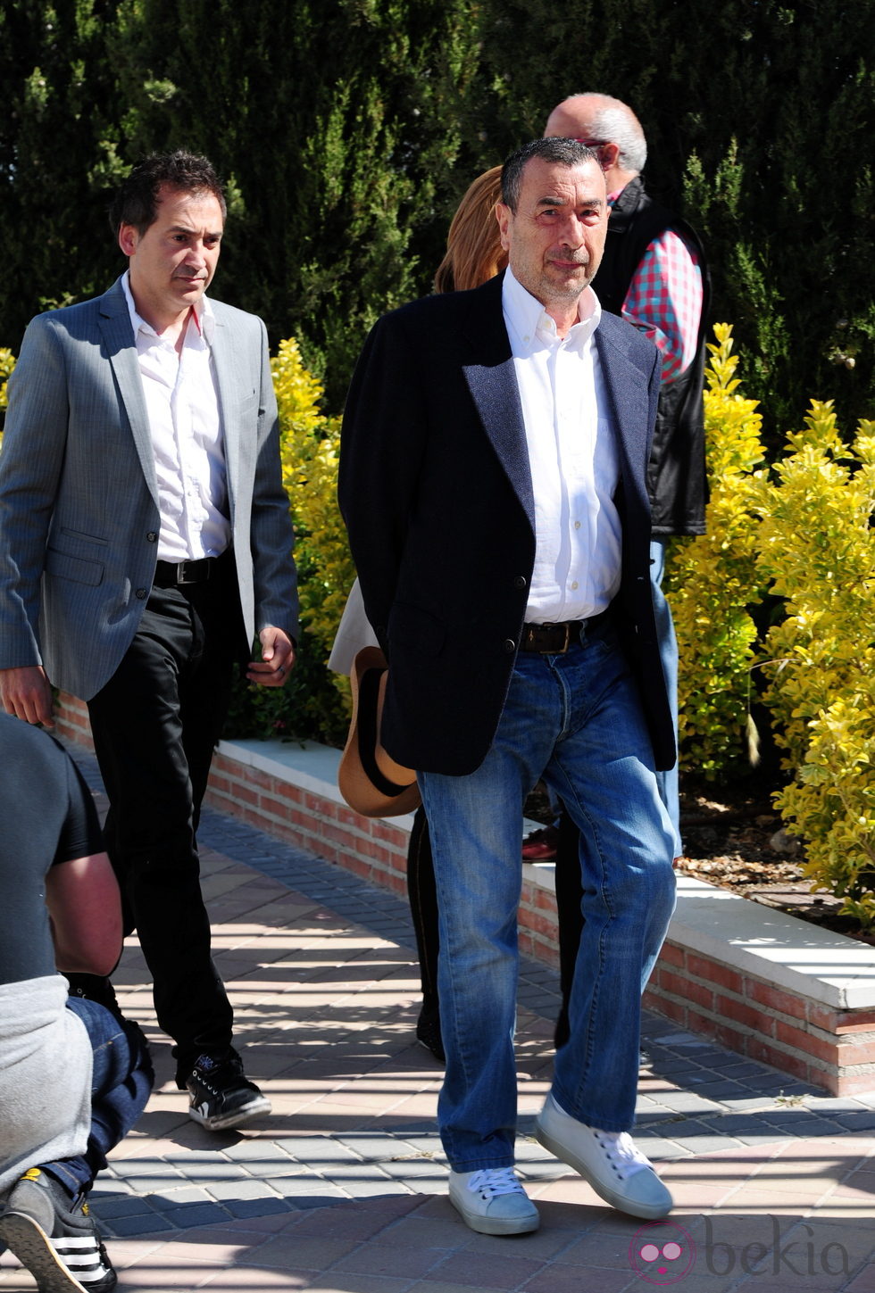 José Luis Garci en el funeral de Alfredo Landa