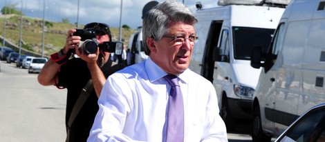 Enrique Cerezo en el funeral de Alfredo Landa