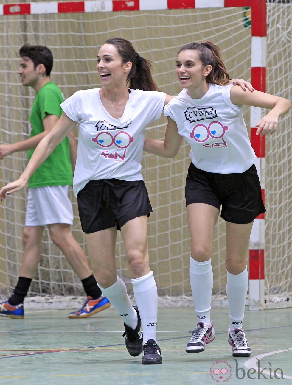 Nerea Garmendia y Norma Ruiz durante un partido solidario en Madrid