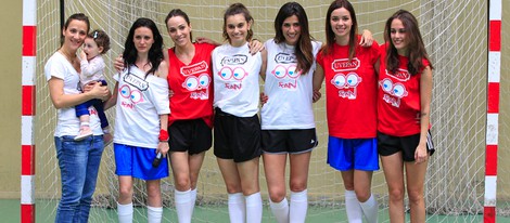 Equipo femenino del partido solidario en Madrid