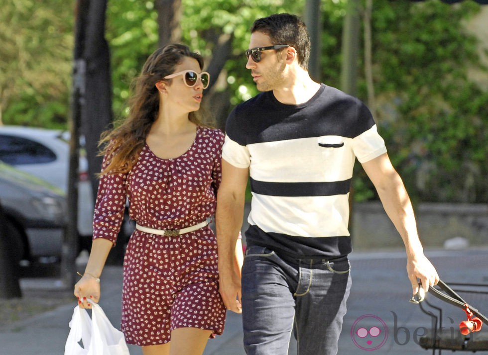 Blanca Suárez y Miguel Ángel Silvestre paseando cogidos de la mano por Madrid