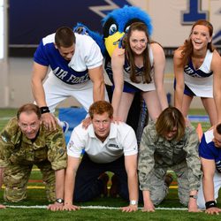 El Príncipe Harry de Inglaterra "se convierte" en animadora en los Warrior Games