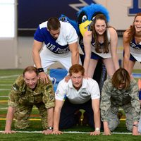 El Príncipe Harry de Inglaterra "se convierte" en animadora en los Warrior Games