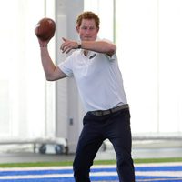 Harry de Inglaterra jugando al fútbol americano en los Warrior Games