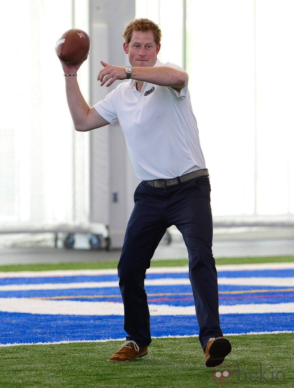 Harry de Inglaterra jugando al fútbol americano en los Warrior Games