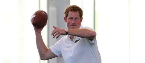 Harry de Inglaterra jugando al fútbol americano en los Warrior Games